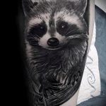 fénykép a mosómedve tetoválásról, 114. szám - a minta érdekes változata, amely jól használható mosómedve tetoválás átalakítására és felhelyezésére a vádliján fényképként