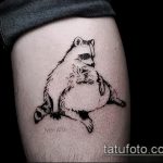 fotó a mosómedve tetoválásról, 387. szám - a minta exkluzív változata, amely sikeresen használható egy mosómedve vázlatának rajzolásához a vállán tetoválásként