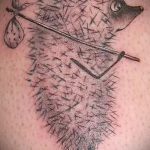 Jó példa egy meglévő sündisznó tetoválásra - a rajz alkalmas sündisznó tetoválásra a csuklón