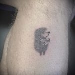 A kivitelezett tetoválás sündisznó érdekes változata - a rajz alkalmas tetováló sündisznónak a kar ködében