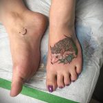 Jó példa egy meglévő sündisznó tetoválásra - a rajz alkalmas sündisznó tetoválására a ködben