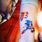 Jó példa a kész sün tetoválásra - a rajz alkalmas sündisznó tetoválásra a csuklón