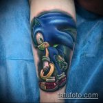 Jó példa egy meglévő sündisznó tetoválásra - a rajz alkalmas sündisznó tetováláshoz szemüveggel