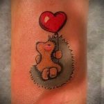 Egy remek példa az elkészült sündisznó tetoválásra - a rajz alkalmas sündisznó tetováláshoz szemüveggel