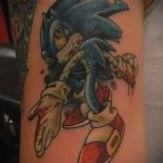 Az alkalmazott tetováló sün hűvös változata - a rajz alkalmas tetováló sündisznóhoz és virágokhoz