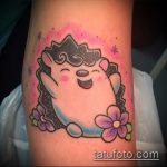 Jó példa a kész sün tetoválásra - a rajz alkalmas sündisznó tetoválására a kar ködében