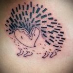 Egy remek példa egy elkészített sündisznó tetoválásra - a rajz alkalmas sündisznó tetoválására a ködben