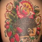 Érdekes példa egy elkészült sündisznó tetoválásra - a rajz alkalmas sün és virág tetováláshoz