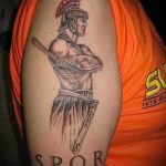 fotó a 669 -es gladiátor tetoválásról - a minta exkluzív változata, amely könnyen használható feldolgozásra és gladiátor tetoválásként történő alkalmazásra a lábán