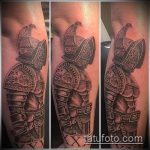 fotó a 108 -as számú gladiátor tetoválásról - a minta hűvös változata, amely sikeresen használható a páncél finomítására és felhelyezésére a lábára gladiátor tetoválásként