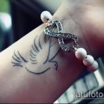 fénykép a 778 -as galamb tetoválásról - a minta érdekes változata, amely könnyen használható a tetoválás feldolgozására és alkalmazására, mint a békegalamb