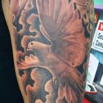 fotó a galamb tetoválásról # 416 - a minta egyedi változata, amely jól használható a tetoválás átalakítására és alkalmazására, mint a békegalamb