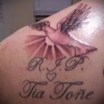 986 -os galamb tetoválás fotója - a minta érdekes változata, amely könnyen használható egy fehér galamb tetoválásként történő feldolgozására és alkalmazására