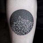 fénykép a 476 -os hegyi tetoválásról - a kép exkluzív változata, amely jól használható hegyi szikla tetoválásként történő feldolgozásra és alkalmazásra