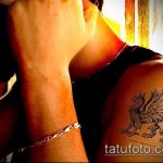 fotó egy griff tetoválásról # 893 - a rajz hűvös változata, amely sikeresen használható egy pajzsos griff feldolgozására és alkalmazására tetoválásként