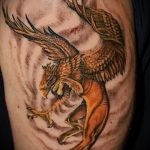 fotó a 45 -ös griff tetoválásról - a rajz hűvös változata, amely sikeresen használható egy pajzsos griff átalakítására és alkalmazására tetoválásként