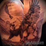 fotó a 342 -es számú tetováló griffről - a minta méltó változata, amely sikeresen használható változtatásra és alkalmazásra tetováló griffként a hátoldalon