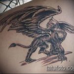 fotó a 28. számú griff tetoválásról - a minta egyedi változata, amely sikeresen használható a grifffej átalakítására és tetoválásként történő alkalmazására