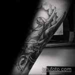 fénykép a tetováló griffről № 675 - a minta egyedi változata, amely sikeresen használható a vállon lévő tetováló griffként való átalakításra és alkalmazásra