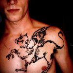 fotó a griff tetoválásról, 809. szám - a minta exkluzív változata, amely jól használható feldolgozásra és griff tetoválásként a lábra