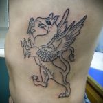 fotó az 5. számú tetováló griffről - a minta érdekes változata, amely sikeresen használható változtatásra és tetováló griffként történő alkalmazásra a lábán