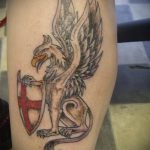 fotó a 703 -as számú tetováló griffről - a minta hűvös változata, amely sikeresen használható feldolgozásra és tetováló griffként történő alkalmazásra az alkaron