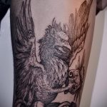 fotó a 735. számú griff tetoválásról - a minta érdekes változata, amely sikeresen használható a lábakon lévő tetoválás griffként történő feldolgozására és alkalmazására