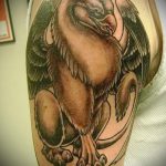 fotó a griff tetoválásról # 817 - a minta hűvös változata, amely sikeresen használható a pajzsos tetoválás griffként történő feldolgozására és alkalmazására