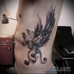 fotó a 341 -es számú tetováló griffről - a minta érdekes változata, amely sikeresen használható változtatásra és alkalmazásra tetováló griffként a karon