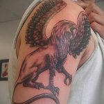 fotó a griff tetoválásról 937 sz.