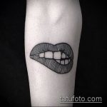 lip tattoo # 618 er en interessant version af mønsteret, der med succes kan bruges til behandling og påføring af læber som en tatovering til piger