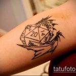 Fotó a kocka tetoválásról # 726 - a minta hűvös változata, amely sikeresen használható a kocka tetoválásként történő feldolgozására és alkalmazására