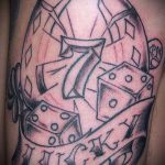 Fotó a kocka tetoválásról # 707 - a minta egyedi változata, amely sikeresen használható a kockák átalakítására és felhelyezésére a nyakra tetoválásként