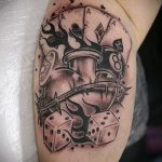 Fotó a 130 -as kocka tetoválásról - a minta exkluzív változata, amely jól használható a finomításhoz és a kocka tetoválásához