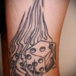 A kocka tetoválás fotója # 916 a minta érdekes változata, amely könnyen használható a kockák és kártyák átalakítására és alkalmazására tetoválásként