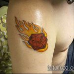 Fotó a kocka tetoválásról # 640 - a minta hűvös változata, amely sikeresen használható a kocka finomítására és felhelyezésére a csuklóra tetoválásként