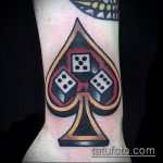 Fotó a kocka tetoválásról # 464 - a minta hűvös változata, amely könnyen használható feldolgozásra és tetoválásként kockára a csuklón