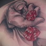 A kocka tetoválás fotója # 979 a minta méltó változata, amely jól használható a kocka véglegesítéséhez és felhelyezéséhez a nyakra tetoválásként