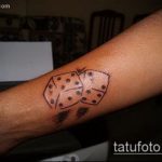 Fotó a kocka tetoválásról # 385 - a minta exkluzív változata, amely sikeresen használható a nyakon lévő tetoválás megváltoztatására és felhelyezésére, mint a kocka