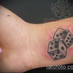 Fotó a kocka tetoválásról # 86 - a minta hűvös változata, amely könnyen használható feldolgozásra és tetoválásként kockára a csuklón