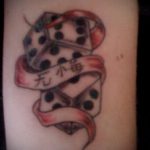 A kocka tetoválás fotója # 583 a minta méltó változata, amely könnyen használható a kockák átalakítására és felhelyezésére tetoválásként a csuklón