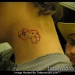 Fotó a kocka tetoválásról # 889 - a minta hűvös változata, amely jól használható a kocka és a lóhere átalakítására és alkalmazására tetoválásként