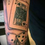 Fotó a kocka tetoválásról # 198 - a minta hűvös változata, amely könnyen használható a kockák feldolgozására és felhelyezésére tetoválásként a csuklón