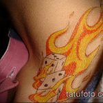 Fotó a kocka tetoválásról # 585 - a minta hűvös változata, amely sikeresen használható a tetoválás feldolgozására és felhelyezésére a nyakra, mint egy kocka