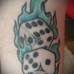 Fotó a kocka tetoválásról # 963 - a minta hűvös változata, amely jól használható a kocka és a lóhere átalakítására és alkalmazására tetoválásként