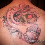 A 940 -es kocka tetoválás fotója a minta hűvös változata, amely sikeresen használható a kockák és kártyák tetoválásként történő feldolgozására és alkalmazására.