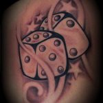 Fotó a kocka tetoválásról # 419 - a minta hűvös változata, amely jól használható a kocka és a lóhere tetoválásként történő feldolgozására és alkalmazására