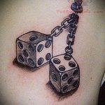 Az 530 -as kocka tetoválás fotója a minta méltó változata, amely sikeresen használható a tetoválás finomítására és felhelyezésére a nyakra, mint egy kocka