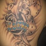 Fotó a kocka tetoválásról # 553 - a minta érdekes változata, amely sikeresen használható a tetoválás átalakítására és felhelyezésére a nyakra, mint egy kocka