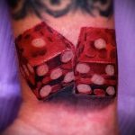 A kocka tetoválás fotója # 464 a minta méltó változata, amely sikeresen használható a kockák és kártyák tetoválásként történő feldolgozására és alkalmazására
